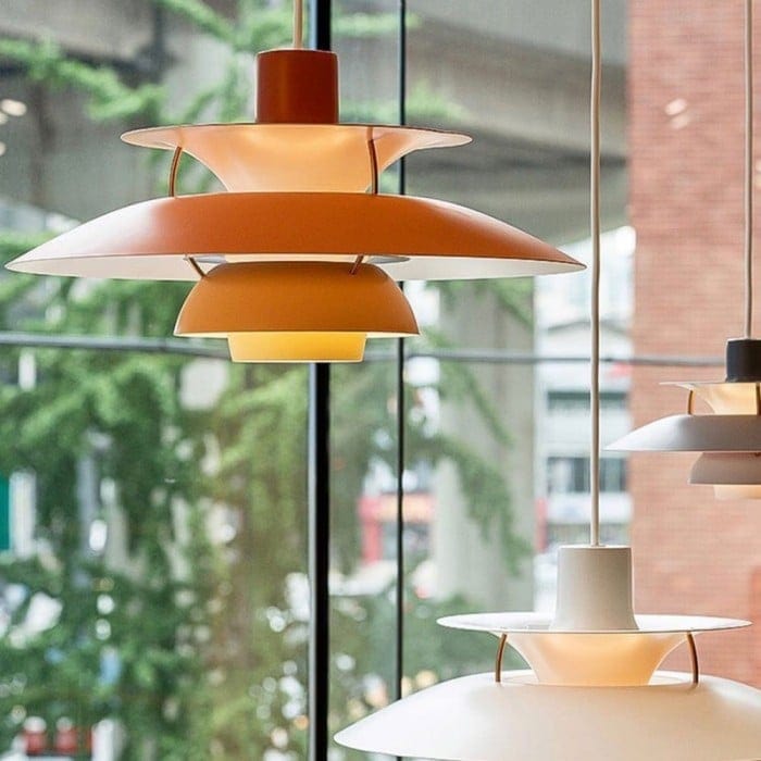 https://cdn.shopify.com/s/files/1/0575/0731/5784/files/ph5-premium-pendellampe-i-aluminium-med-monokrom-design-ikonisk-og-tidlos-for-klassisk-og-moderne-hj-5.jpg?v=1750120127