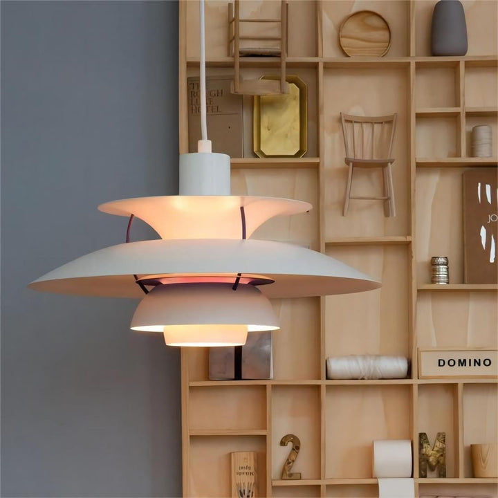 https://cdn.shopify.com/s/files/1/0575/0731/5784/files/ph5-premium-pendellampe-i-aluminium-med-monokrom-design-ikonisk-og-tidlos-for-klassisk-og-moderne-hj-9.jpg?v=1750120135