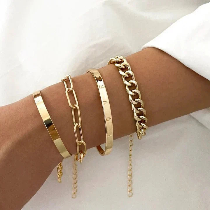 Elegant armbåndssæt i guld med raffinerede detaljer