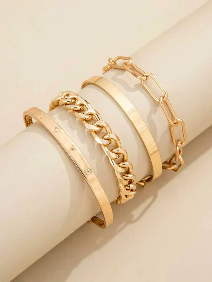 Elegant armbåndssæt i guld med raffinerede detaljer