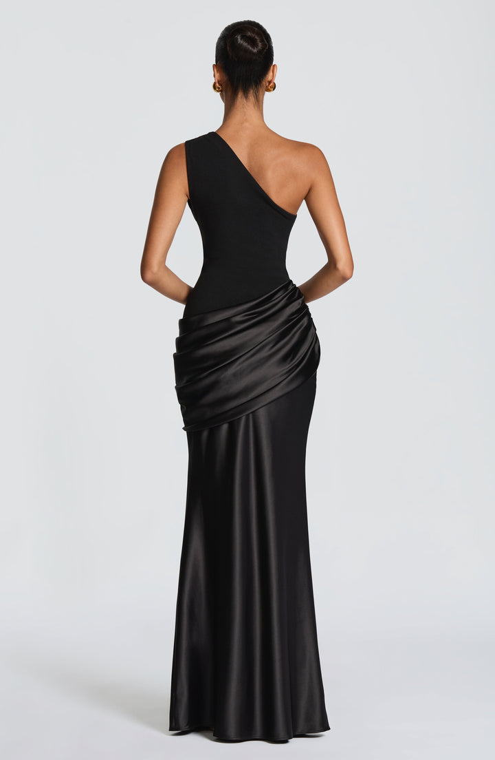 Abbey one-shoulder-maxikjole i satin