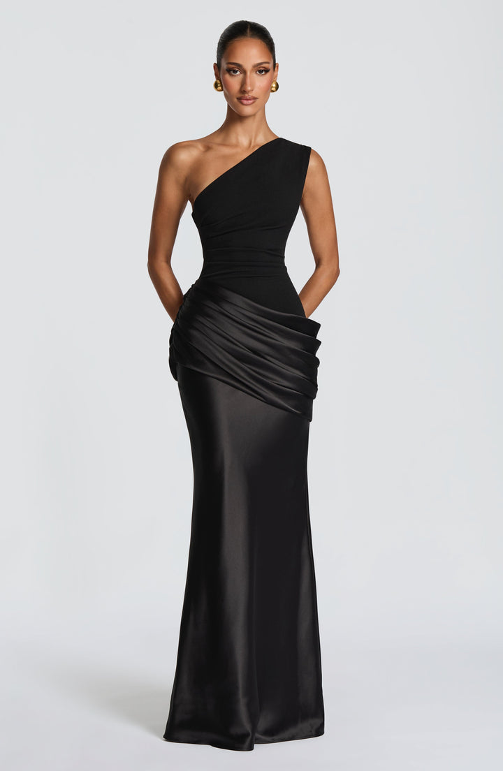 Abbey one-shoulder-maxikjole i satin