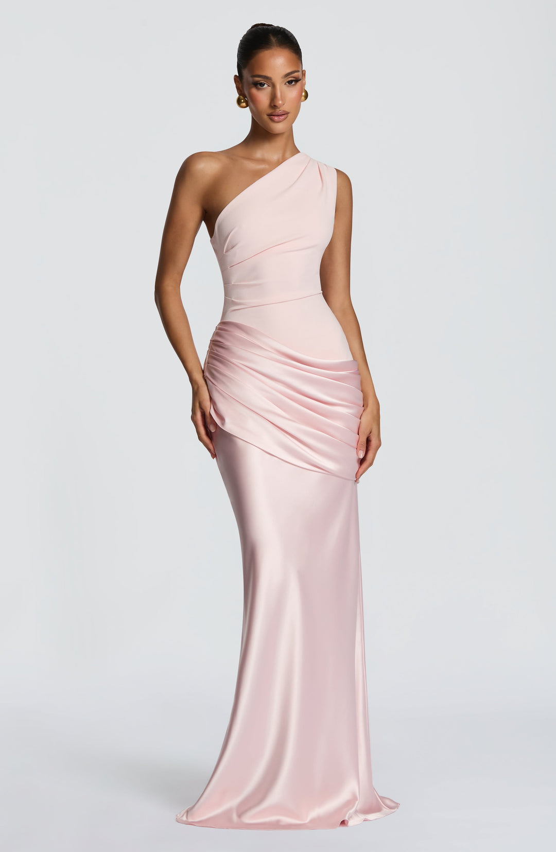 Abbey one-shoulder-maxikjole i satin