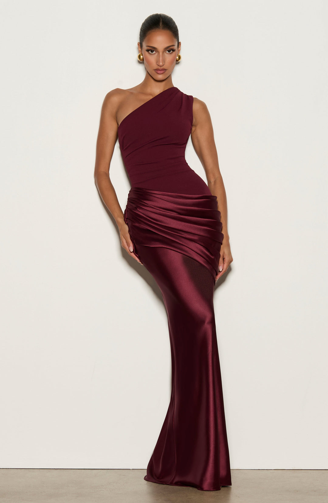 Abbey one-shoulder-maxikjole i satin