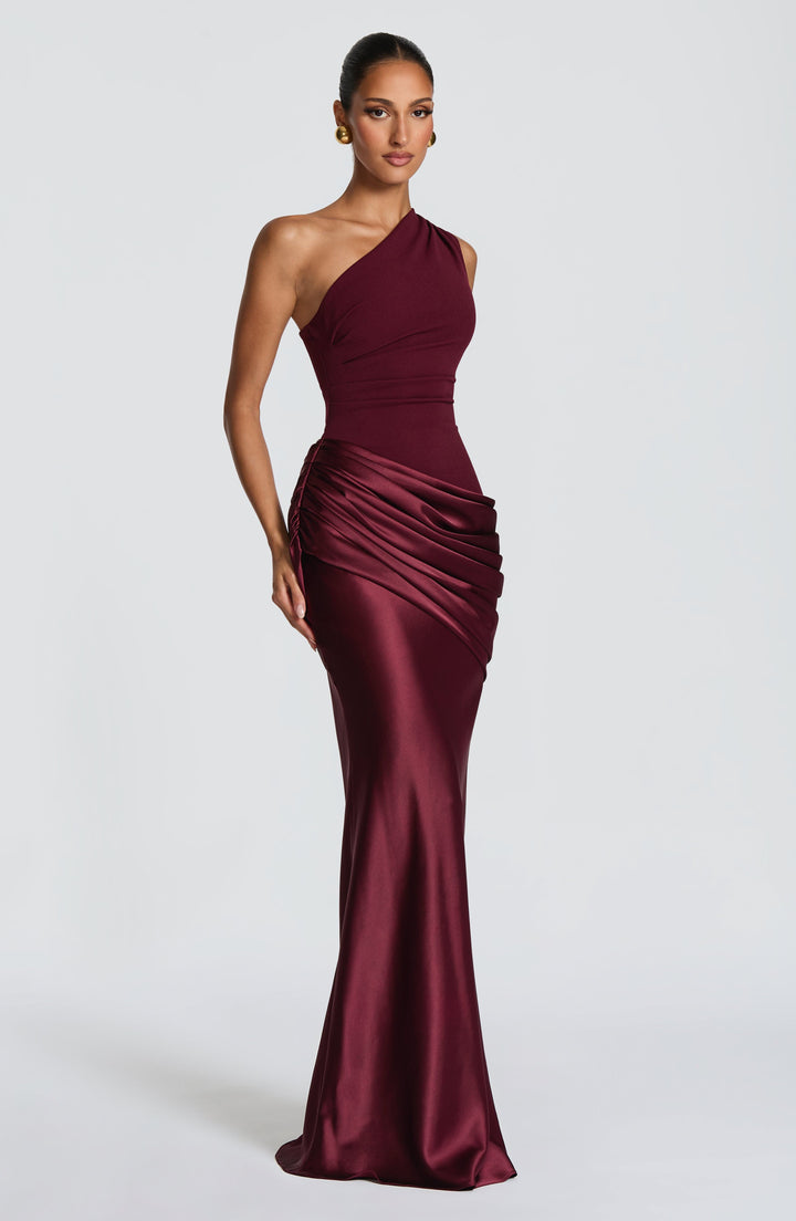 Abbey one-shoulder-maxikjole i satin