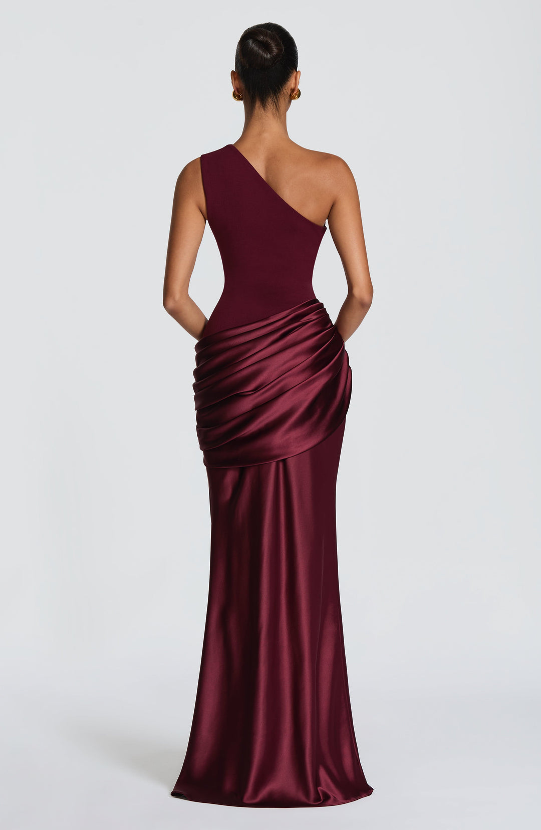Abbey one-shoulder-maxikjole i satin