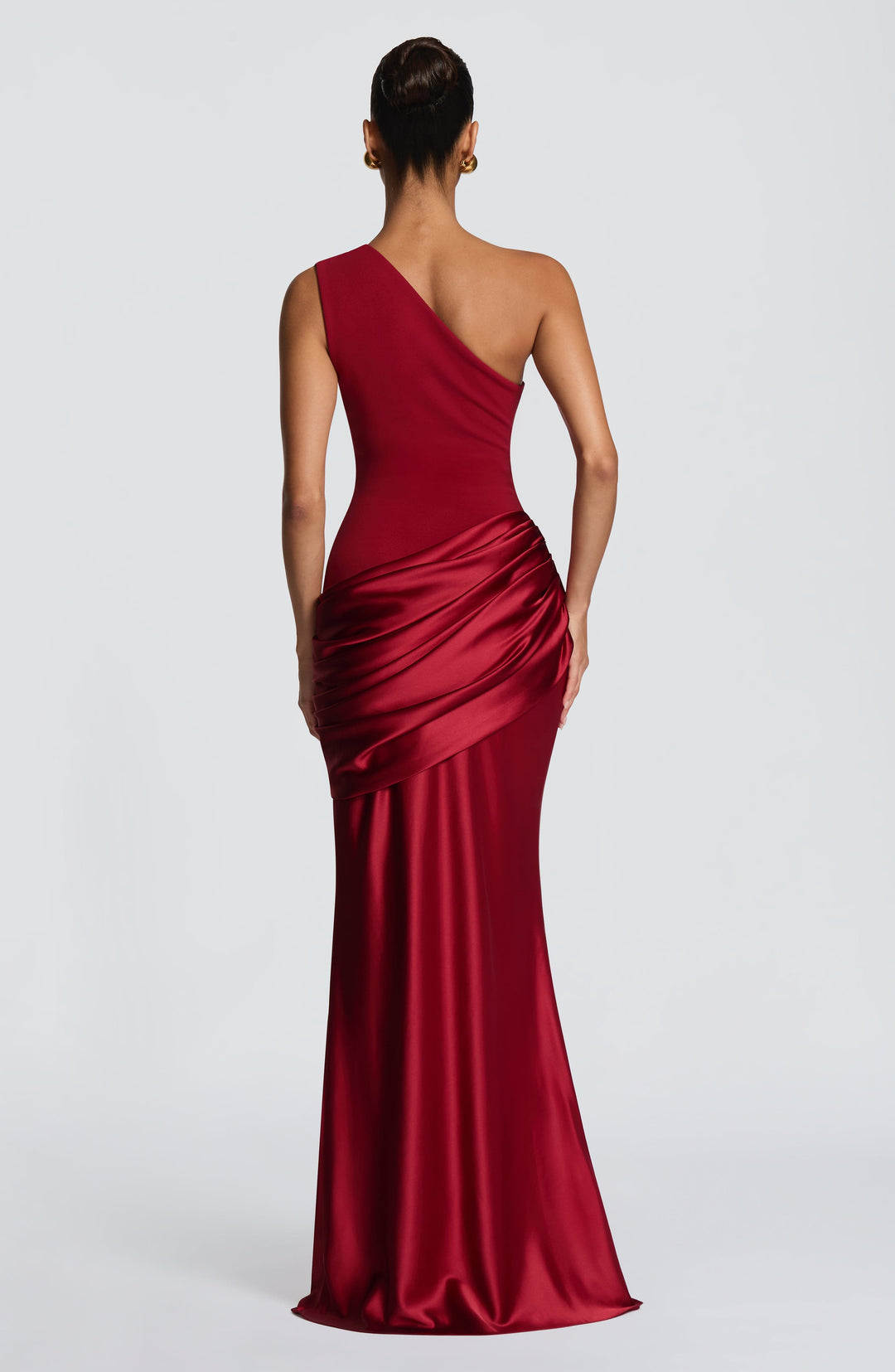 Abbey one-shoulder-maxikjole i satin