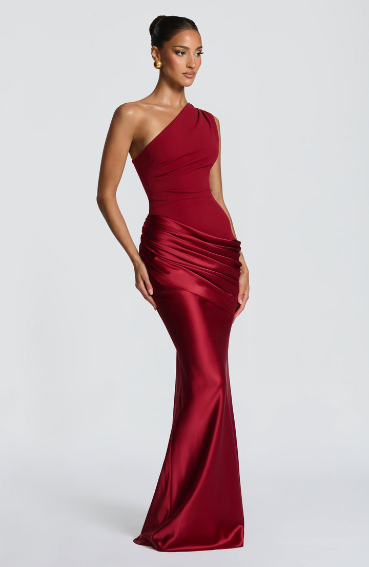 Abbey one-shoulder-maxikjole i satin