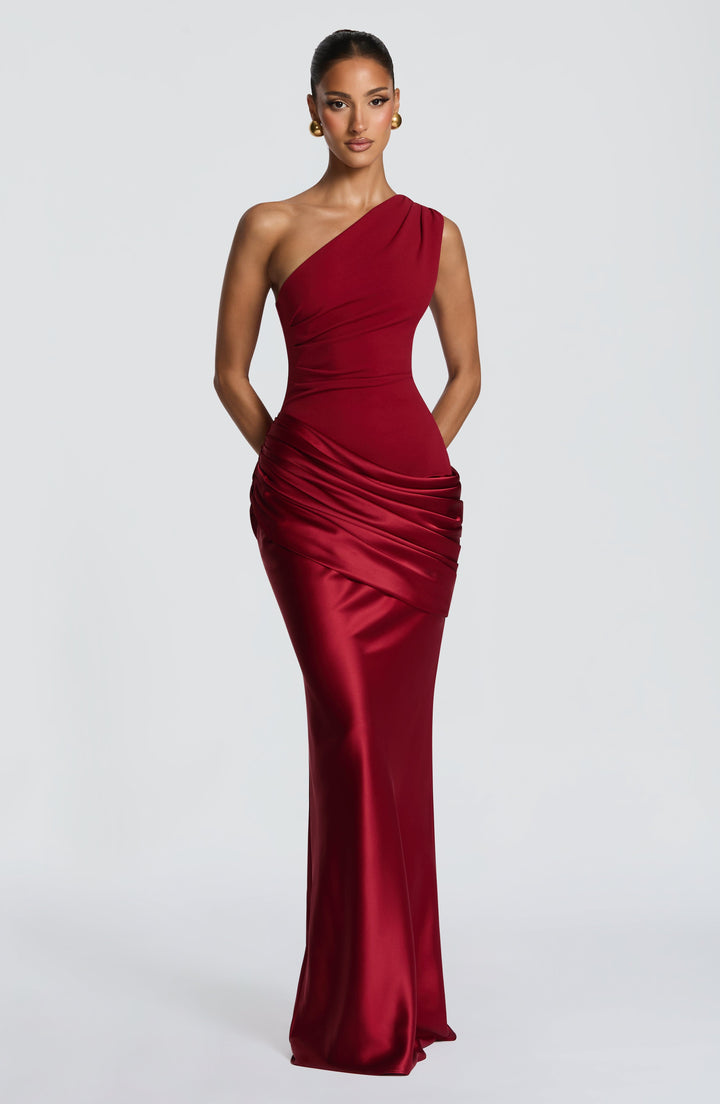 Abbey one-shoulder-maxikjole i satin