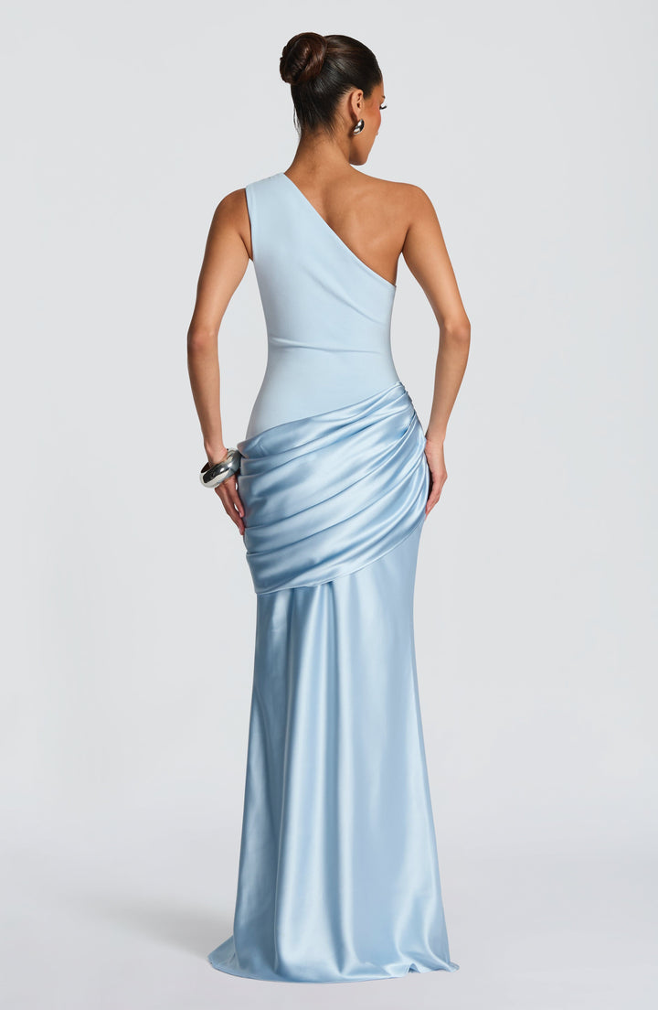 Abbey one-shoulder-maxikjole i satin