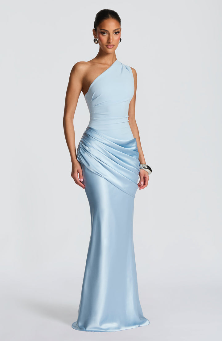 Abbey one-shoulder-maxikjole i satin