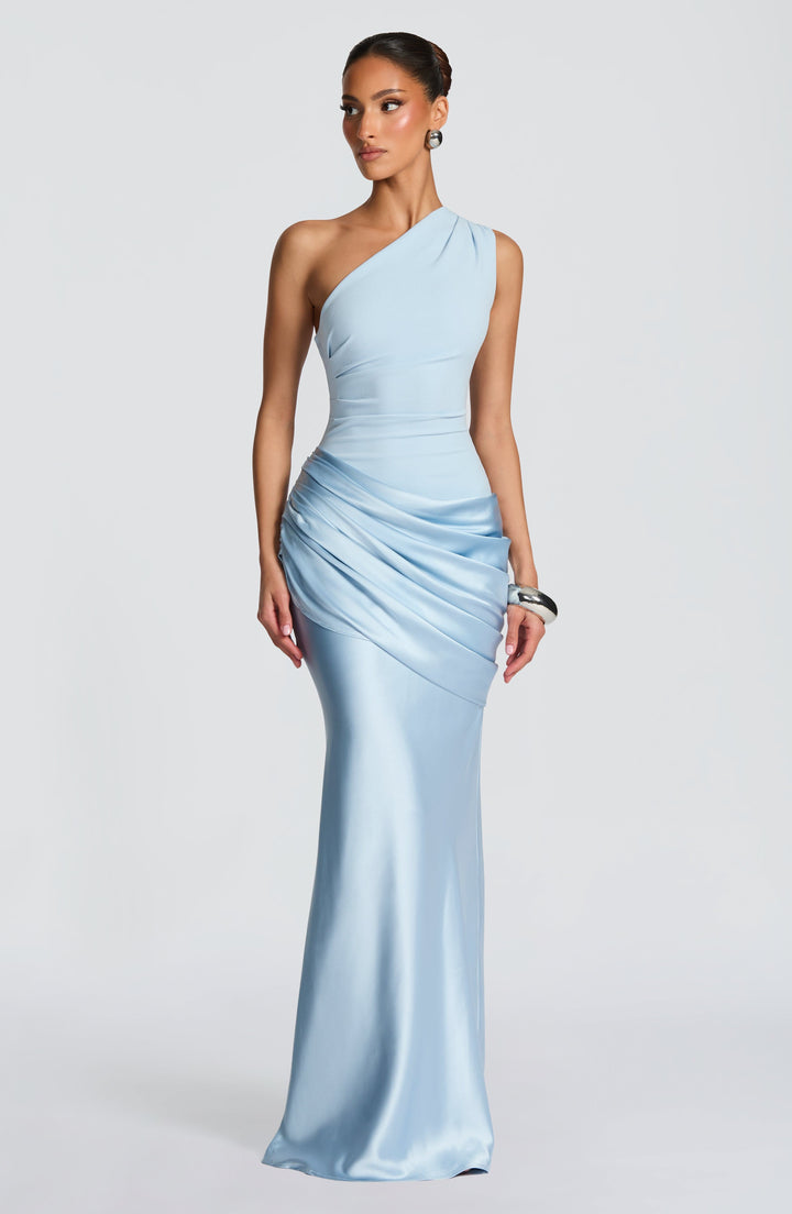 Abbey one-shoulder-maxikjole i satin
