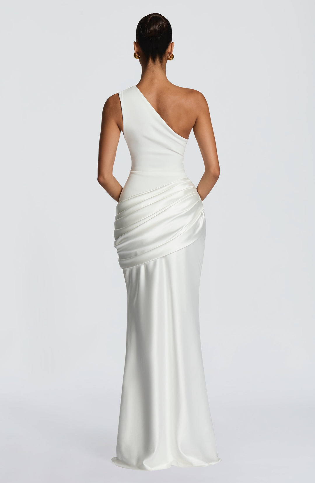 Abbey one-shoulder-maxikjole i satin