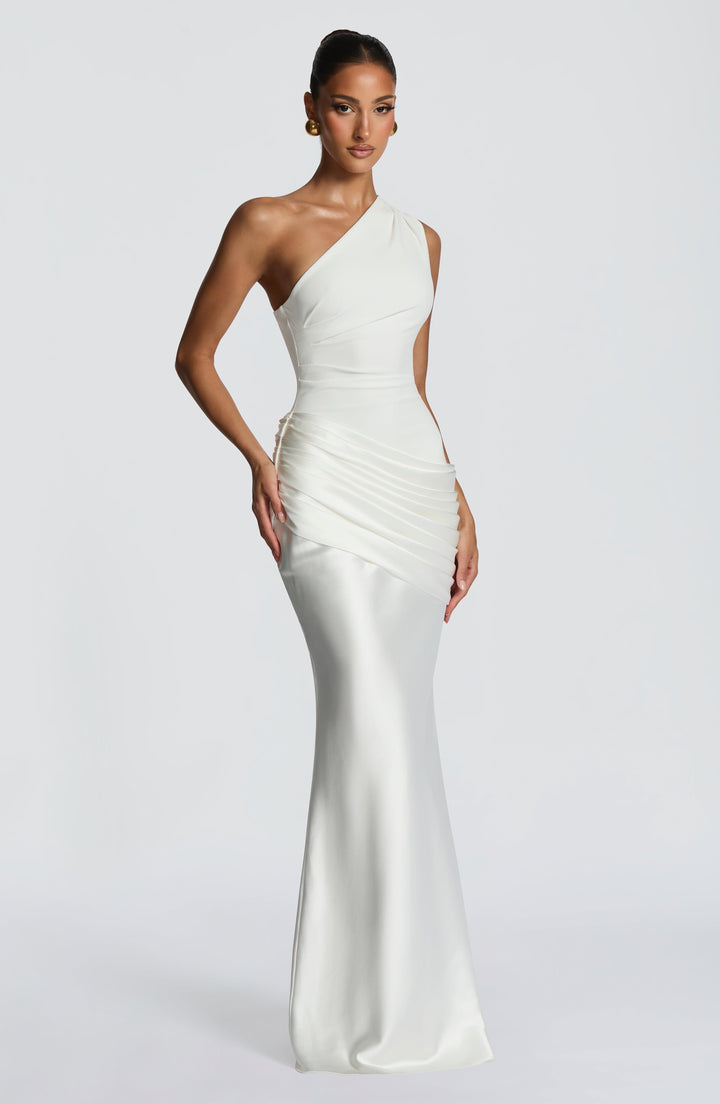 Abbey one-shoulder-maxikjole i satin