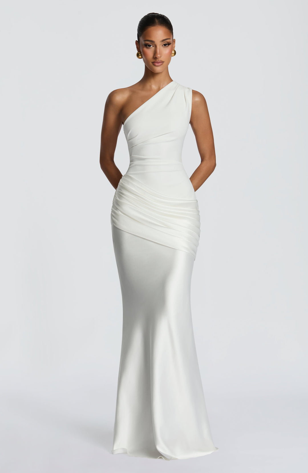 Abbey one-shoulder-maxikjole i satin