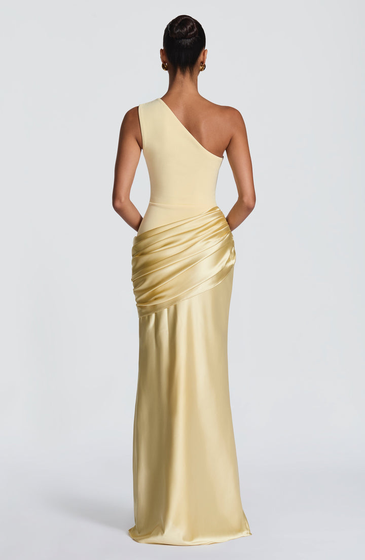 Abbey one-shoulder-maxikjole i satin