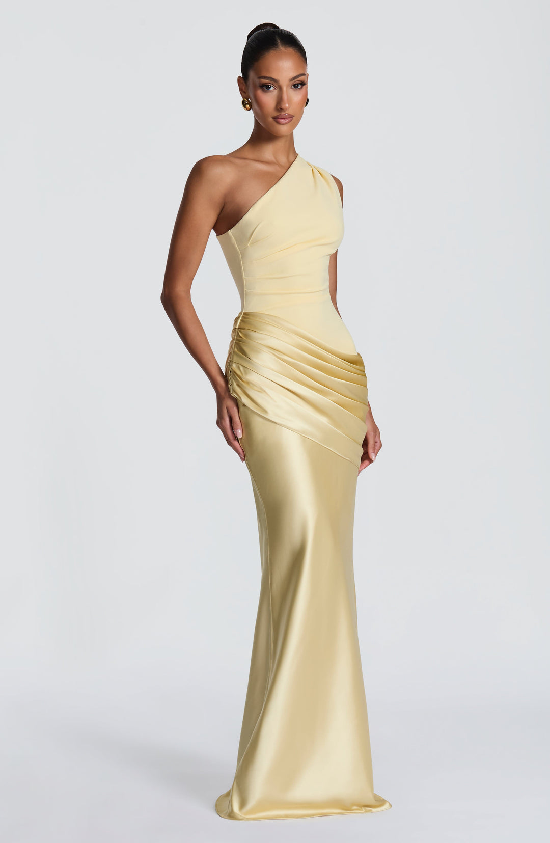 Abbey one-shoulder-maxikjole i satin