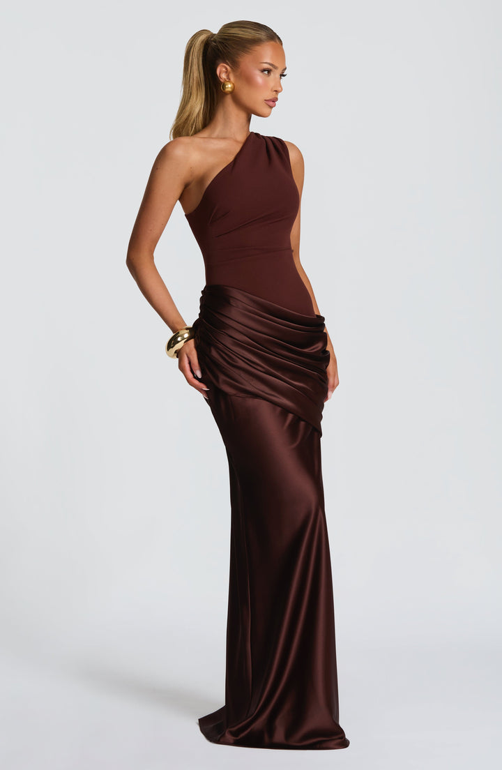 Abbey one-shoulder-maxikjole i satin