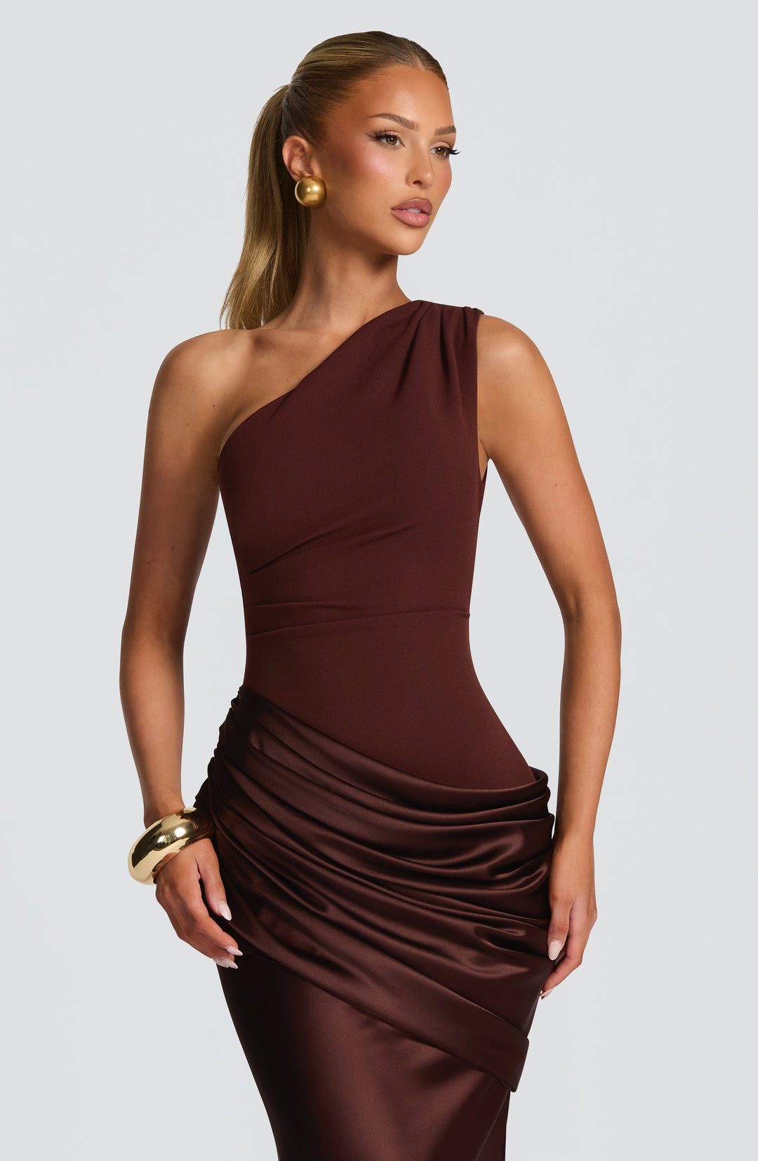 Abbey one-shoulder-maxikjole i satin