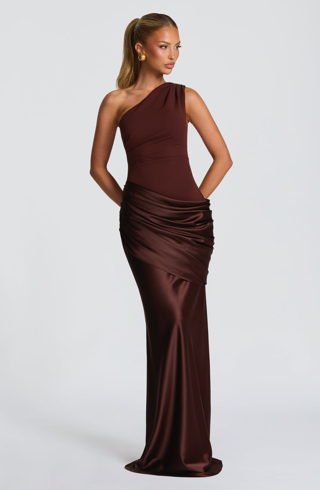 Abbey one-shoulder-maxikjole i satin