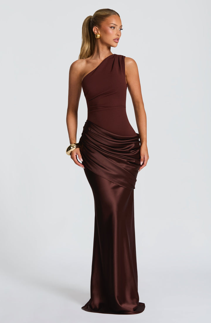 Abbey one-shoulder-maxikjole i satin