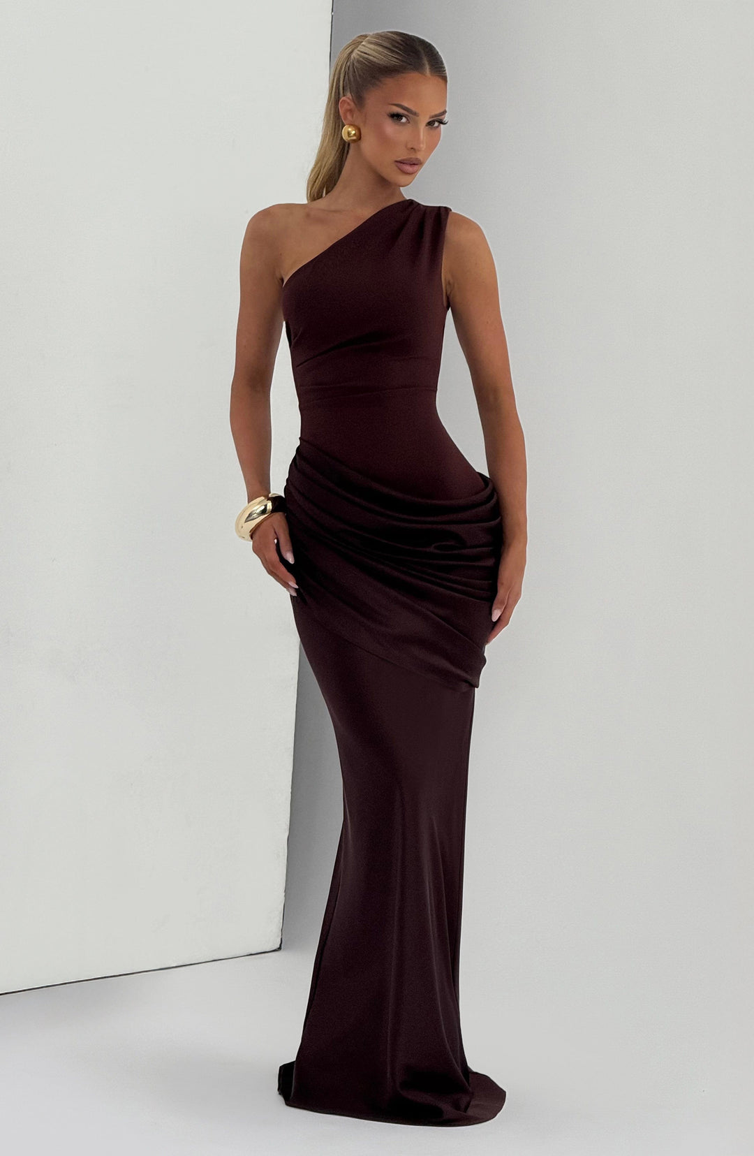 Abbey one-shoulder-maxikjole i satin