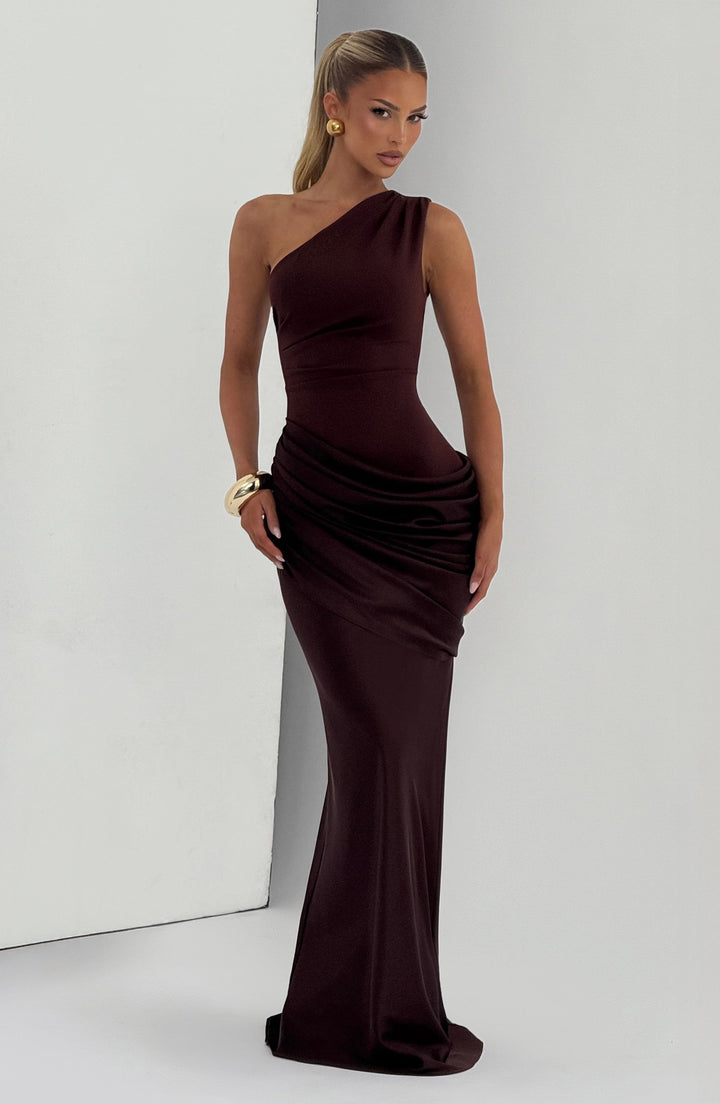 Abbey one-shoulder-maxikjole i satin