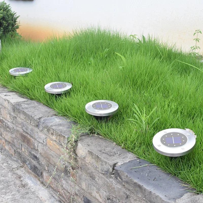 https://cdn.shopify.com/s/files/1/0575/0731/5784/files/solcelle-led-jordspot-8-dioder-i-borstet-krom-energieffektiv-udendors-belysning-med-spyd-for-let-ins-2.jpg?v=1750120963