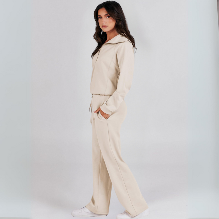 https://cdn.shopify.com/s/files/1/0575/0731/5784/files/stilfuld-joggingdragt-med-lynlastroje-og-brede-bukseben-i-blodt-stof-ideel-til-bade-afslapning-og-hv-10.png?v=1748715261