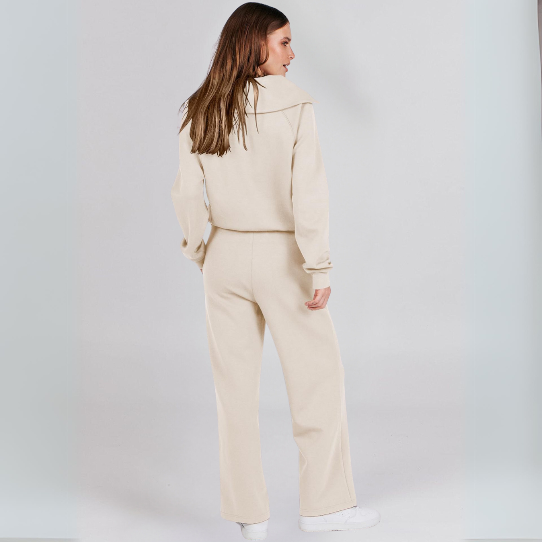 https://cdn.shopify.com/s/files/1/0575/0731/5784/files/stilfuld-joggingdragt-med-lynlastroje-og-brede-bukseben-i-blodt-stof-ideel-til-bade-afslapning-og-hv-12.png?v=1748715266