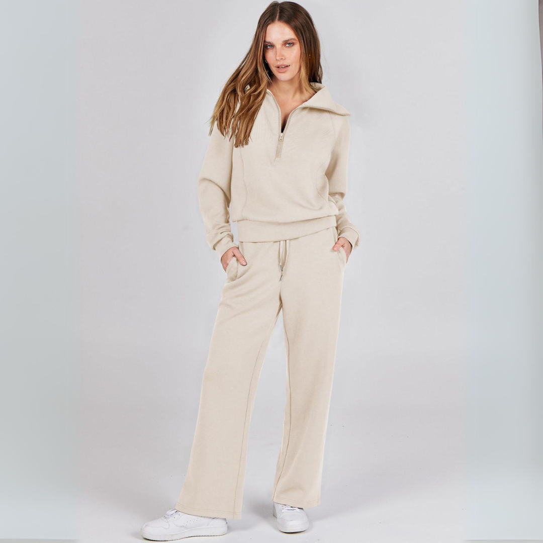 https://cdn.shopify.com/s/files/1/0575/0731/5784/files/stilfuld-joggingdragt-med-lynlastroje-og-brede-bukseben-i-blodt-stof-ideel-til-bade-afslapning-og-hv-2.png?v=1748715241
