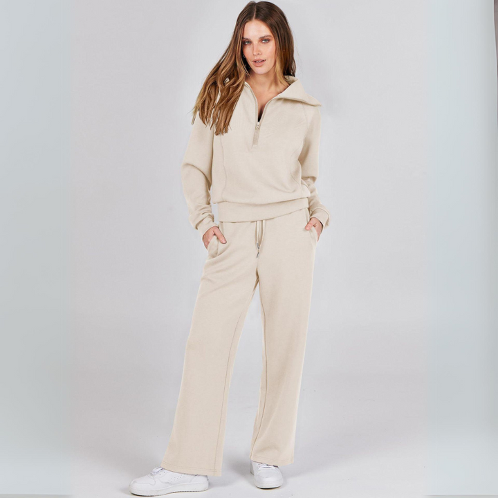 https://cdn.shopify.com/s/files/1/0575/0731/5784/files/stilfuld-joggingdragt-med-lynlastroje-og-brede-bukseben-i-blodt-stof-ideel-til-bade-afslapning-og-hv-2.png?v=1748715241