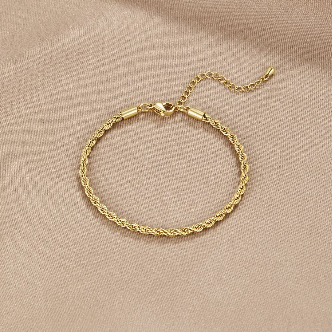 Elegant guldarmbånd med raffineret drejning