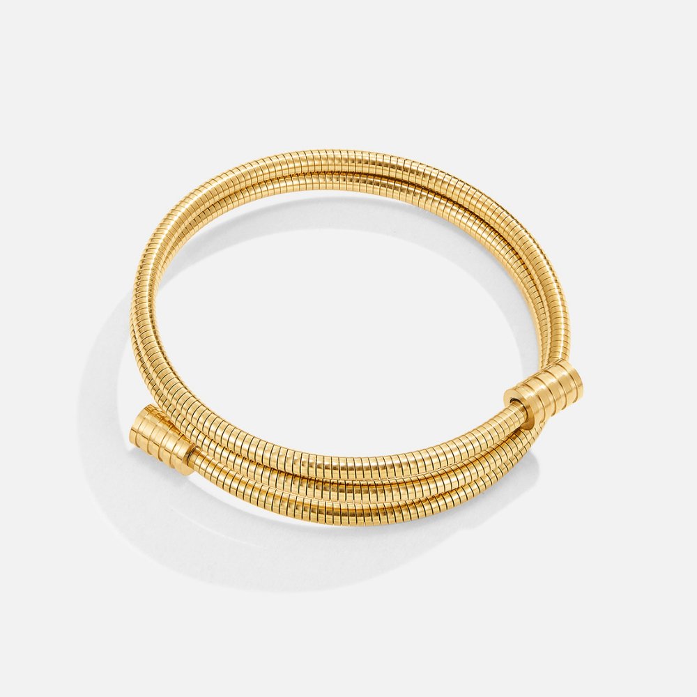 Elegant guldarmbånd med raffineret drejning