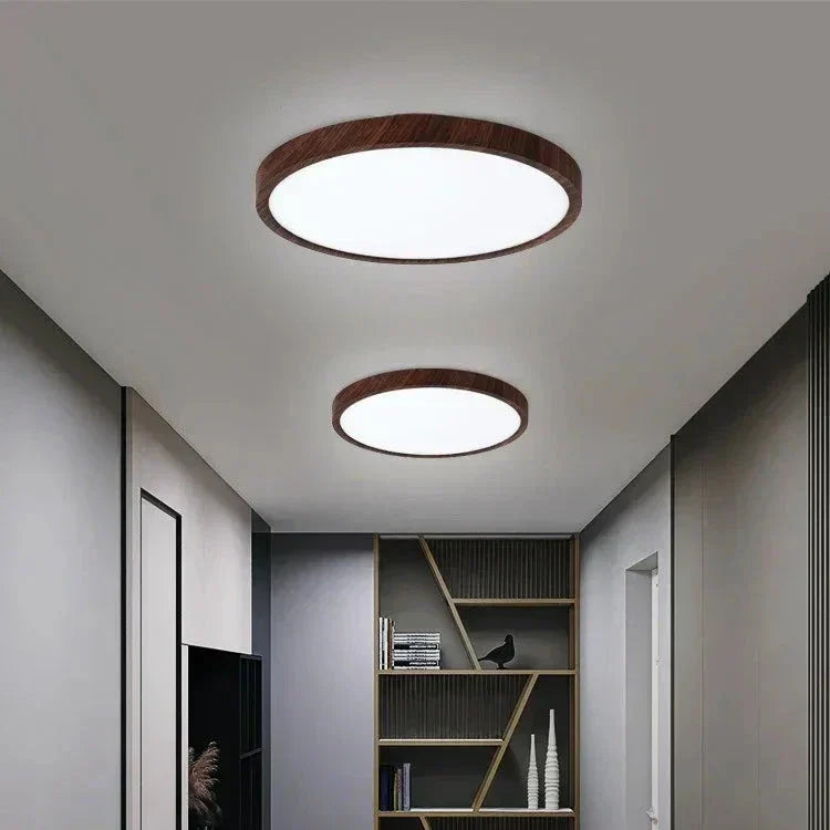 Ultratynd rund loftlampe i valnøddetræ til elegante, moderne rum