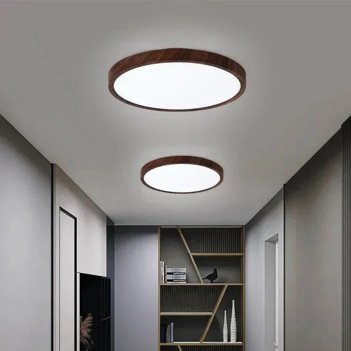 Ultratynd rund loftlampe i valnøddetræ til elegante, moderne rum