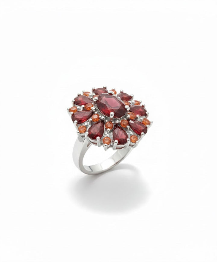 Elegant guldring med skarlagenrøde kronblade
