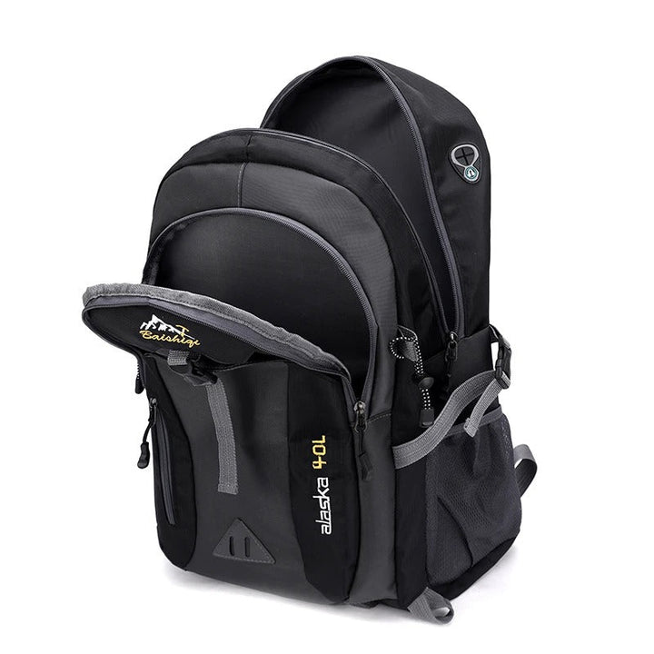 https://cdn.shopify.com/s/files/1/0575/0731/5784/files/vandtaet-40l-rygsaek-i-bla-nylon-rummelig-og-robust-med-justerbare-remme-og-flere-opbevaringsrum-til-e-10.jpg?v=1748724036