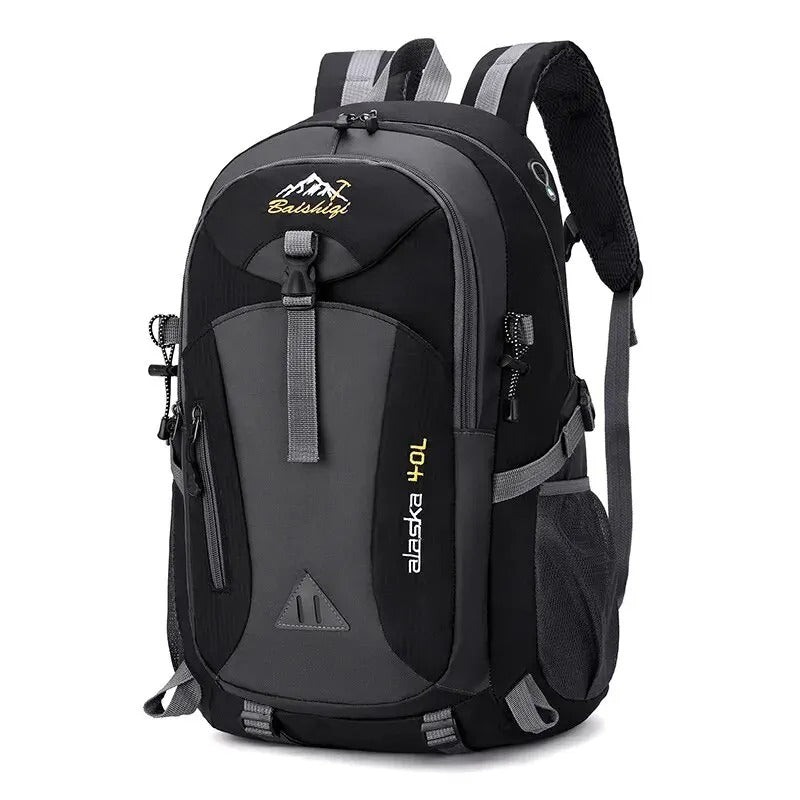 https://cdn.shopify.com/s/files/1/0575/0731/5784/files/vandtaet-40l-rygsaek-i-bla-nylon-rummelig-og-robust-med-justerbare-remme-og-flere-opbevaringsrum-til-e-2.jpg?v=1748724021