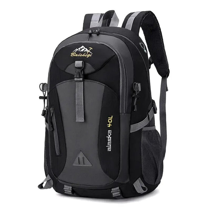 https://cdn.shopify.com/s/files/1/0575/0731/5784/files/vandtaet-40l-rygsaek-i-bla-nylon-rummelig-og-robust-med-justerbare-remme-og-flere-opbevaringsrum-til-e-2.jpg?v=1748724021
