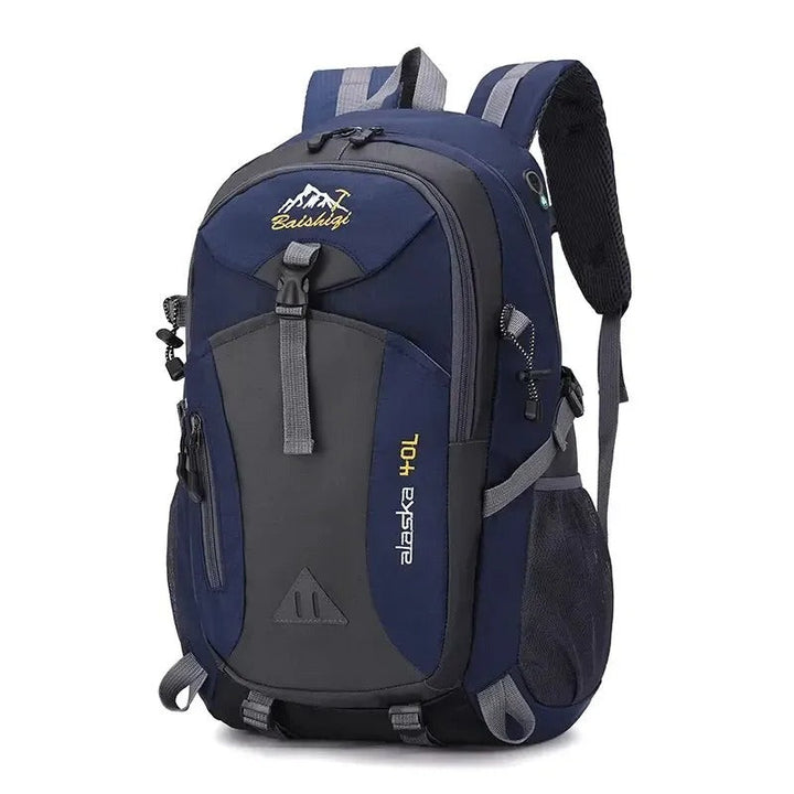https://cdn.shopify.com/s/files/1/0575/0731/5784/files/vandtaet-40l-rygsaek-i-bla-nylon-rummelig-og-robust-med-justerbare-remme-og-flere-opbevaringsrum-til-e-3.jpg?v=1748724023