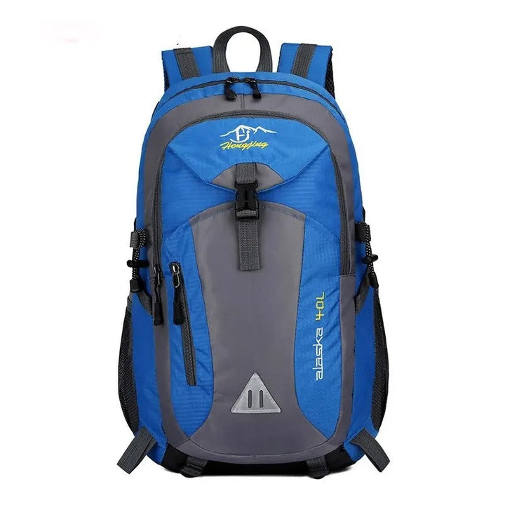 https://cdn.shopify.com/s/files/1/0575/0731/5784/files/vandtaet-40l-rygsaek-i-bla-nylon-rummelig-og-robust-med-justerbare-remme-og-flere-opbevaringsrum-til-e-4.jpg?v=1748724025