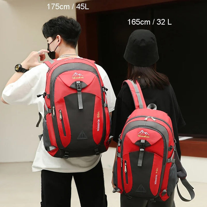 https://cdn.shopify.com/s/files/1/0575/0731/5784/files/vandtaet-40l-rygsaek-i-bla-nylon-rummelig-og-robust-med-justerbare-remme-og-flere-opbevaringsrum-til-e-9.jpg?v=1748724034