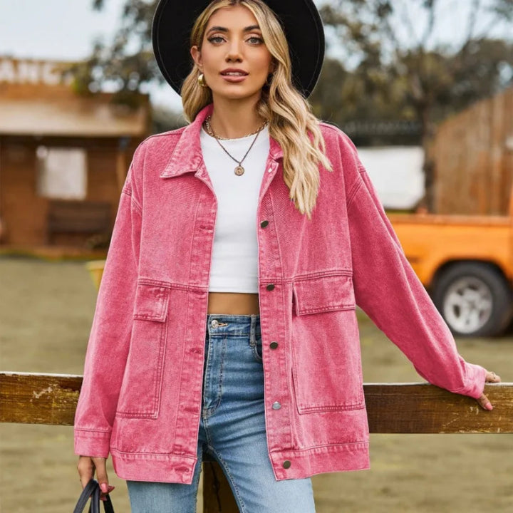 https://cdn.shopify.com/s/files/1/0575/0731/5784/files/vintage-denimjakke-i-retro-stil-kvindejakke-front-view-tidssvarende-med-moderne-twist-autentisk-bla--1.webp?v=1748707473