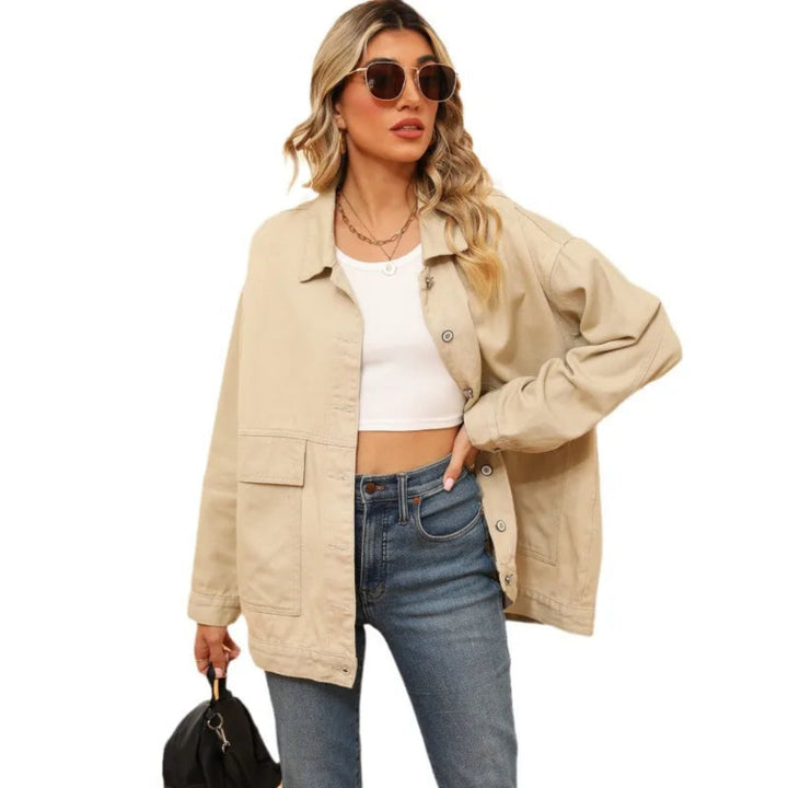 https://cdn.shopify.com/s/files/1/0575/0731/5784/files/vintage-denimjakke-i-retro-stil-kvindejakke-front-view-tidssvarende-med-moderne-twist-autentisk-bla--3.webp?v=1748707476