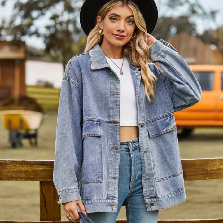https://cdn.shopify.com/s/files/1/0575/0731/5784/files/vintage-denimjakke-i-retro-stil-kvindejakke-front-view-tidssvarende-med-moderne-twist-autentisk-bla--5.webp?v=1748707480