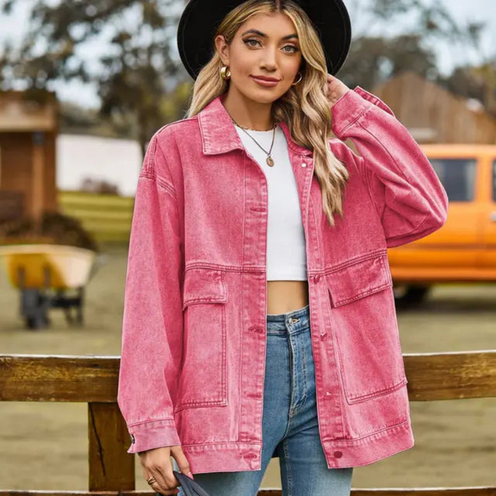 https://cdn.shopify.com/s/files/1/0575/0731/5784/files/vintage-denimjakke-i-retro-stil-kvindejakke-front-view-tidssvarende-med-moderne-twist-autentisk-bla--6.webp?v=1748707482