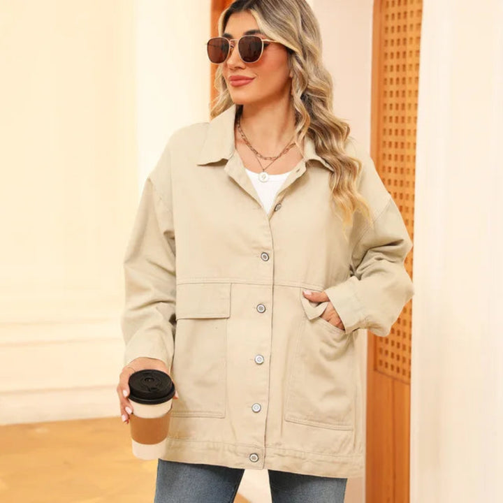 https://cdn.shopify.com/s/files/1/0575/0731/5784/files/vintage-denimjakke-i-retro-stil-kvindejakke-front-view-tidssvarende-med-moderne-twist-autentisk-bla--7.webp?v=1748707484