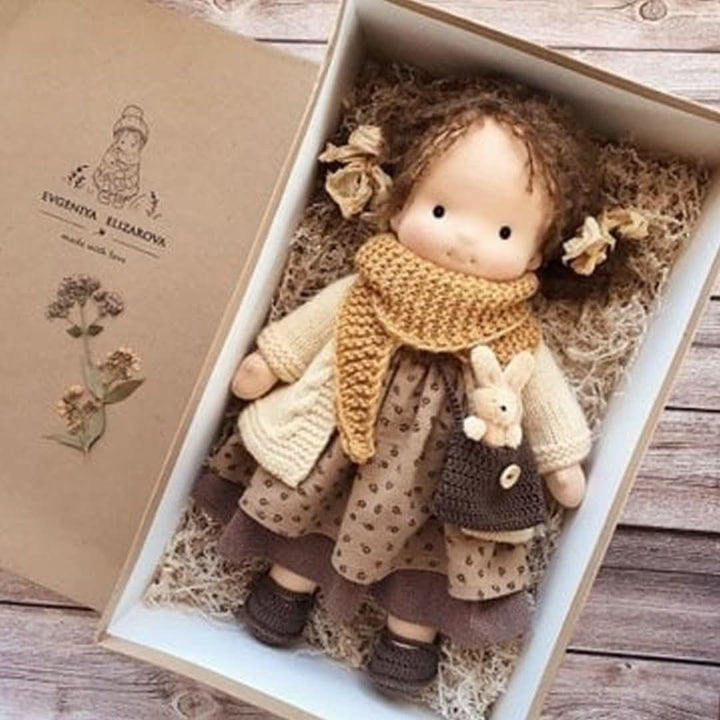 Håndlavet Waldorf-dukke af naturlige materialer – 30 cm høj